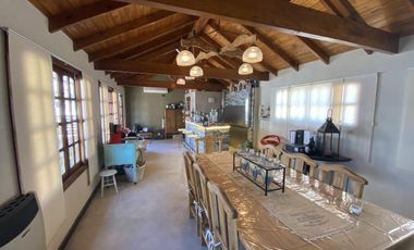 Casa 4 ambientes con cochera en venta en Quilmes