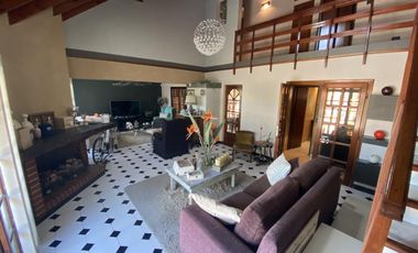 Casa 4 ambientes con cochera en venta en Quilmes