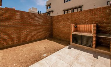 PH de un dormitorio con jardín y parrillero a metros del Río Paraná