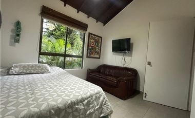 Casa en venta en unidad tranquila y central en el poblado