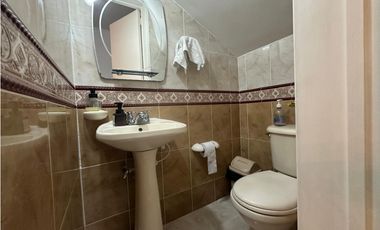 Casa en venta en unidad tranquila y central en el poblado