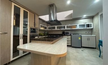 Casa en venta en unidad tranquila y central en el poblado
