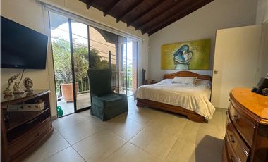 Casa en venta en unidad tranquila y central en el poblado