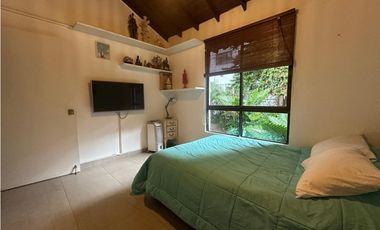 Casa en venta en unidad tranquila y central en el poblado