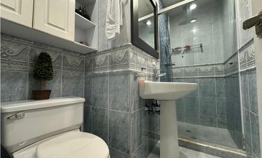 Casa en venta en unidad tranquila y central en el poblado