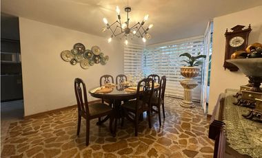 Casa en venta en unidad tranquila y central en el poblado