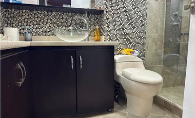 Casa en venta en unidad tranquila y central en el poblado