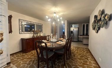 Casa en venta en unidad tranquila y central en el poblado