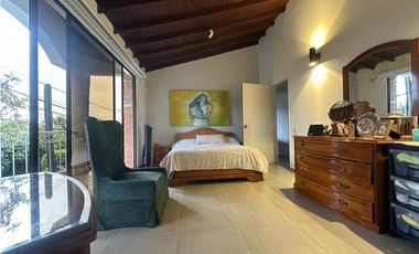 Casa en venta en unidad tranquila y central en el poblado