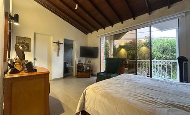 Casa en venta en unidad tranquila y central en el poblado