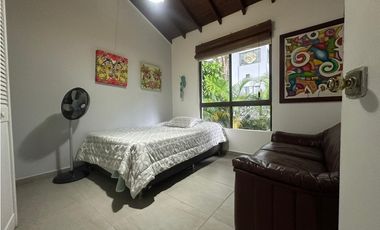 Casa en venta en unidad tranquila y central en el poblado