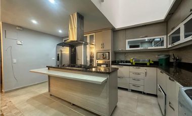 Casa en venta en unidad tranquila y central en el poblado