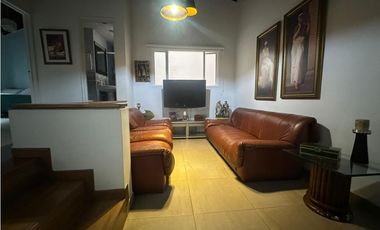 Casa en venta en unidad tranquila y central en el poblado