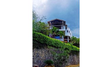 HERMOSA CASA CAMPESTRE CON TOQUE COLONIAL EN COLINAS DE ARROYOALTO AL