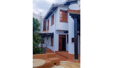 HERMOSA CASA CAMPESTRE CON TOQUE COLONIAL EN COLINAS DE ARROYOALTO AL