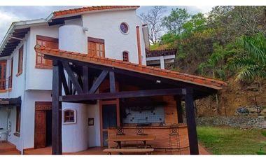 HERMOSA CASA CAMPESTRE CON TOQUE COLONIAL EN COLINAS DE ARROYOALTO AL