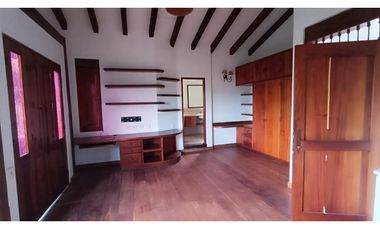 HERMOSA CASA CAMPESTRE CON TOQUE COLONIAL EN COLINAS DE ARROYOALTO AL