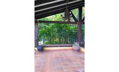 HERMOSA CASA CAMPESTRE CON TOQUE COLONIAL EN COLINAS DE ARROYOALTO AL