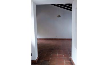 HERMOSA CASA CAMPESTRE CON TOQUE COLONIAL EN COLINAS DE ARROYOALTO AL