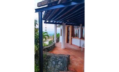 HERMOSA CASA CAMPESTRE CON TOQUE COLONIAL EN COLINAS DE ARROYOALTO AL