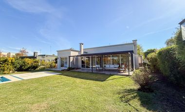 CASA EN VENTA A LA LAGUNA EN SAN BENITO VILLANUEVA
