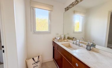 CASA EN VENTA A LA LAGUNA EN SAN BENITO VILLANUEVA