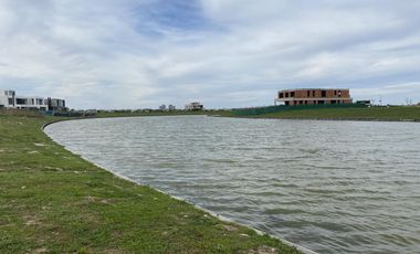 Lote con espectacular vista a la laguna central Barrio Los Puentes Nordelta