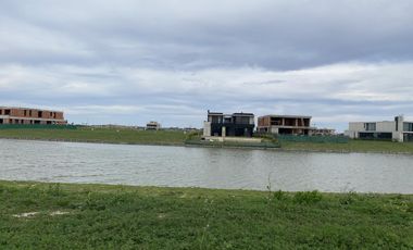 Lote con espectacular vista a la laguna central Barrio Los Puentes Nordelta