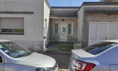 Casa en venta - 2 Dormitorios 1 Baño - Cochera - 250Mts2 - Berazategui