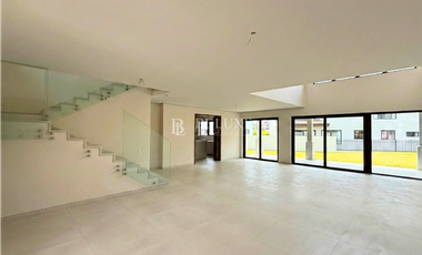 VENDO CASAS ESPECIALES EN SANTA MARIA, PH THE WOODS (5)