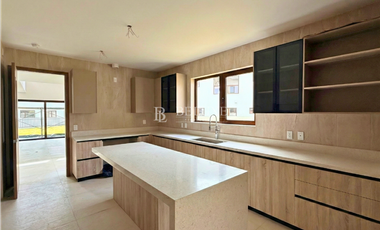 VENDO CASAS ESPECIALES EN SANTA MARIA, PH THE WOODS (5)