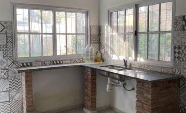 Venta casa reciclada, cochera. Zona río Baigorria