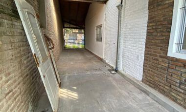 Venta casa reciclada, cochera. Zona río Baigorria