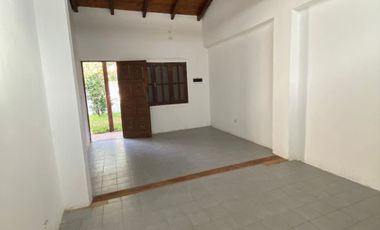 Venta casa reciclada, cochera. Zona río Baigorria