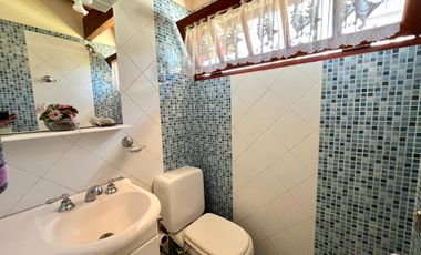 Casa en venta con jardín, pileta y quincho, en San Isidro