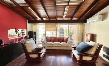 Casa en venta con jardín, pileta y quincho, en San Isidro