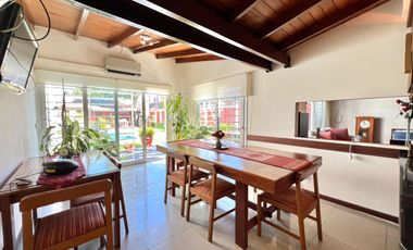 Casa en venta con jardín, pileta y quincho, en San Isidro