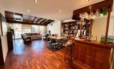 Casa en venta con jardín, pileta y quincho, en San Isidro