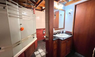 Casa en venta con jardín, pileta y quincho, en San Isidro