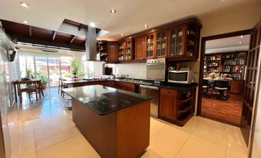 Casa en venta con jardín, pileta y quincho, en San Isidro