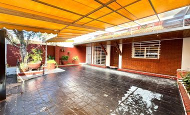 Casa en venta con jardín, pileta y quincho, en San Isidro