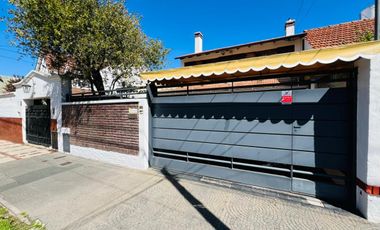 Casa en venta con jardín, pileta y quincho, en San Isidro