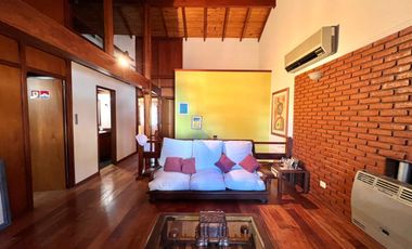 Casa en venta con jardín, pileta y quincho, en San Isidro