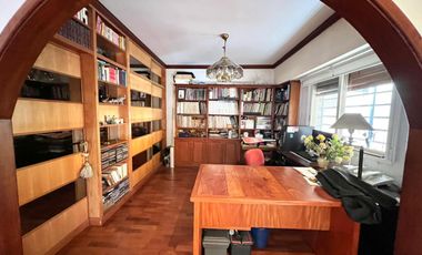 Casa en venta con jardín, pileta y quincho, en San Isidro