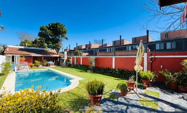 Casa en venta con jardín, pileta y quincho, en San Isidro