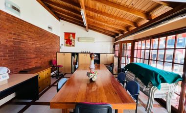 Casa en venta con jardín, pileta y quincho, en San Isidro