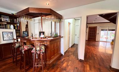 Casa en venta con jardín, pileta y quincho, en San Isidro