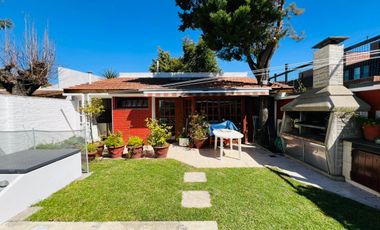 Casa en venta con jardín, pileta y quincho, en San Isidro