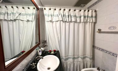 Casa en venta con jardín, pileta y quincho, en San Isidro