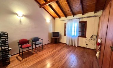 Casa en venta con jardín, pileta y quincho, en San Isidro